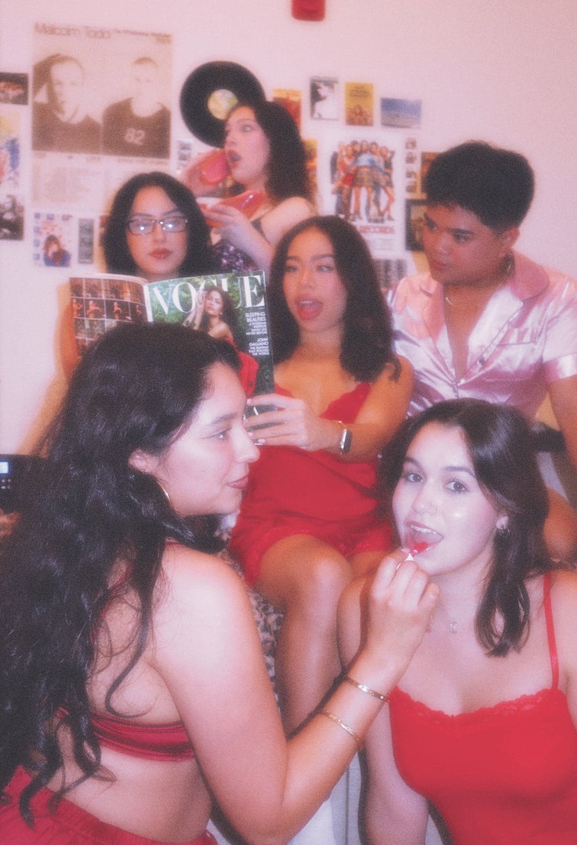 The advice column’s models together on set